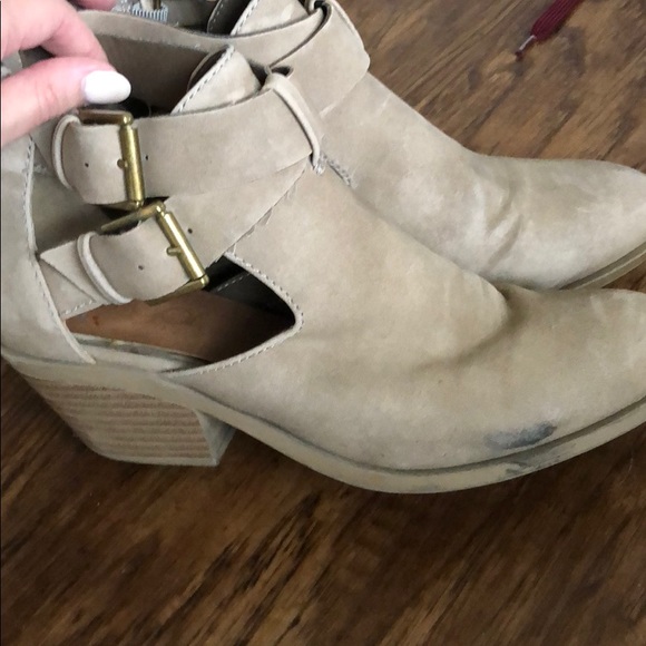 Cute lil booties with cut-outs - Picture 8 of 8